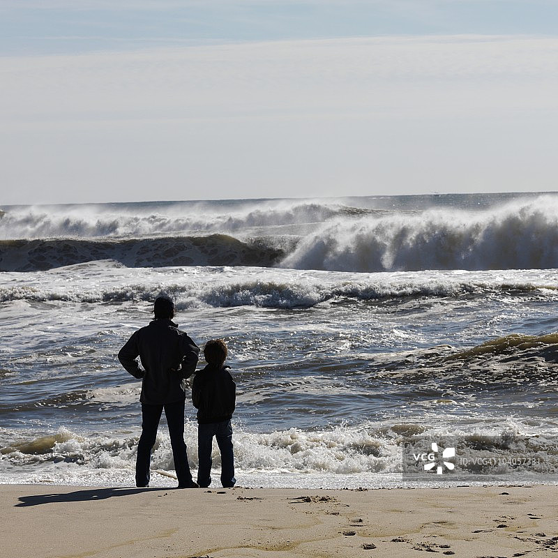 成年人与孩子在海滩上，纽约州，萨格港，美国图片素材