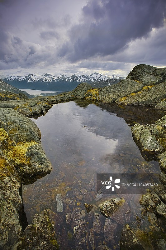 美国阿拉斯加州林恩运河的塔亚海湾，海岸山脉图片素材