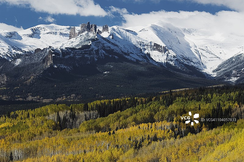 白杨树上的山脉和秋色图片素材