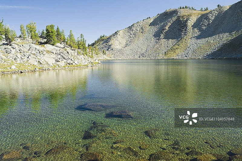 瓦洛瓦山脉的霍博湖图片素材