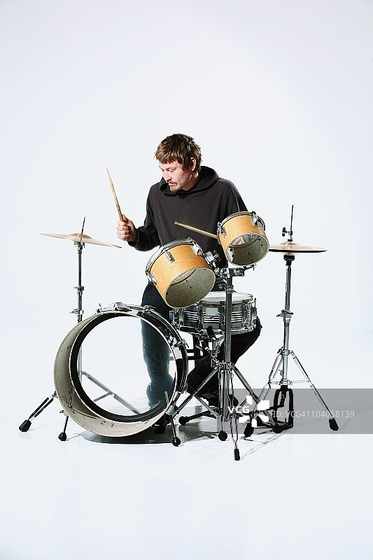 打鼓的年轻男子图片素材