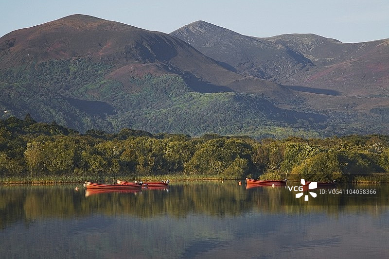莱恩湖，基拉尼湖泊之一，背景是马克吉利卡迪山脉图片素材