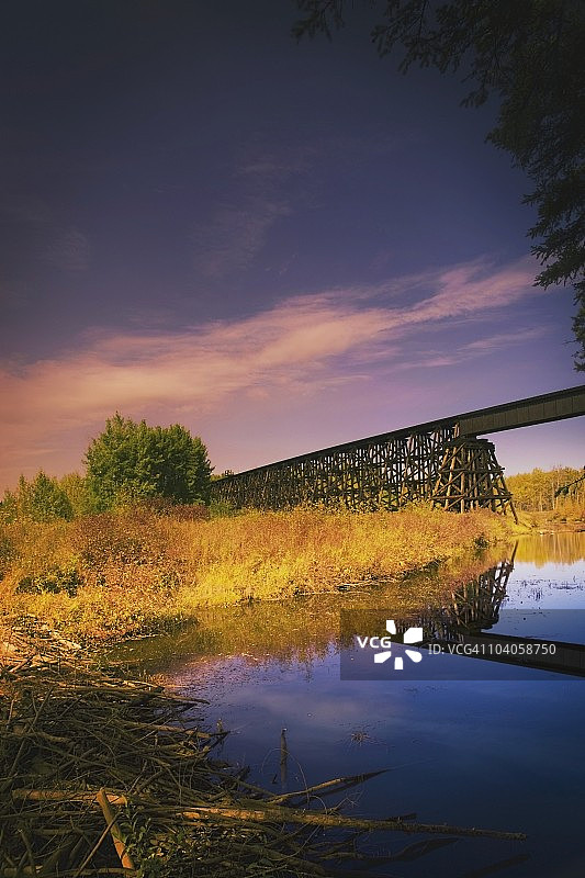 河中火车栈桥与水坝图片素材