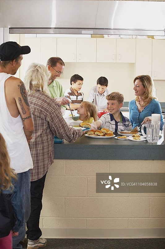 一家人为有需要的人提供食物图片素材