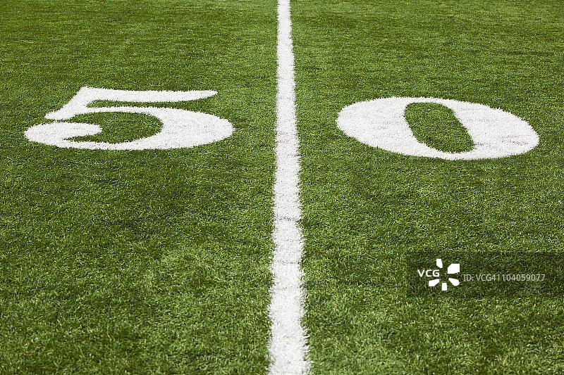 足球场上标记的50码线图片素材