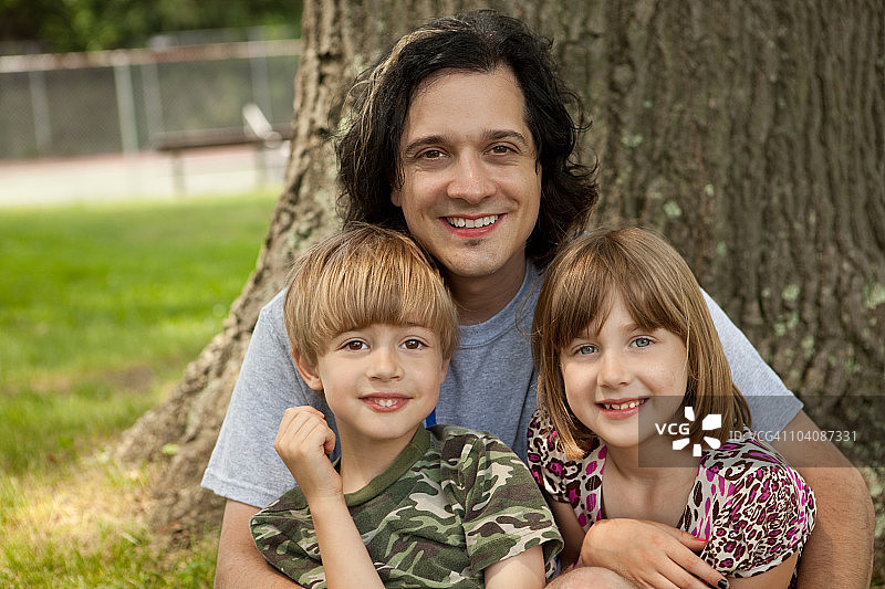 快乐的父亲和孩子们图片素材