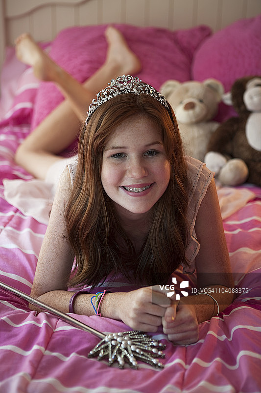 戴着头饰和魔杖的少女图片素材