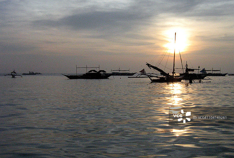 博拉卡伊岛日落时分的船只图片素材
