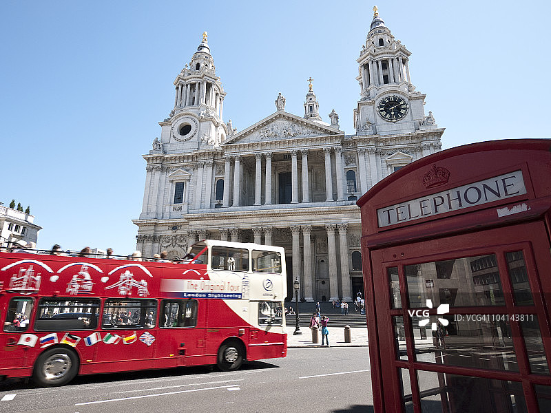圣保罗大教堂和伦敦巴士图片素材