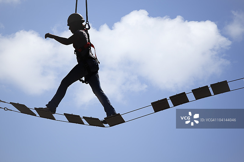 在绳索上保持平衡的女人图片素材