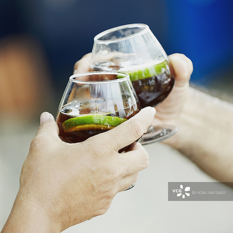 特写：用酒杯敬酒的两只手图片素材