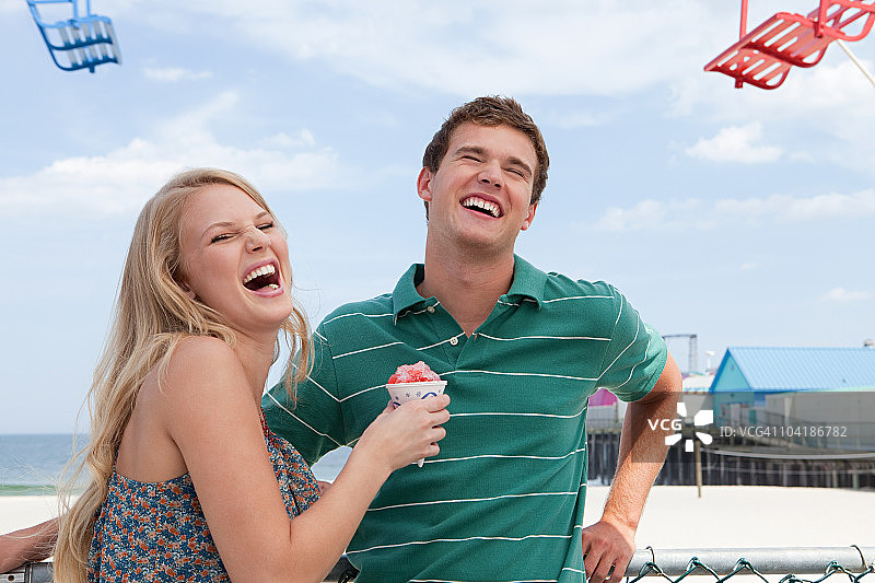 欢笑的青少年情侣图片素材