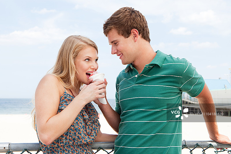 拿着刨冰的青少年情侣图片素材