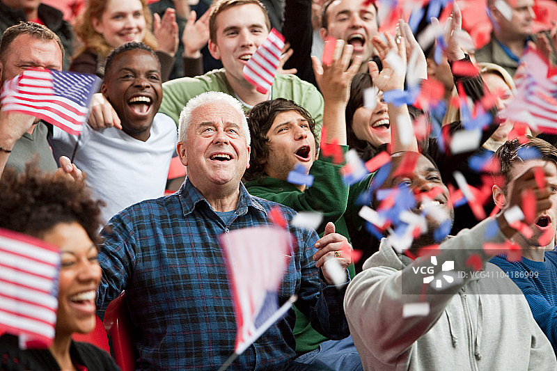 挥舞旗帜和彩带的美国支持者图片素材