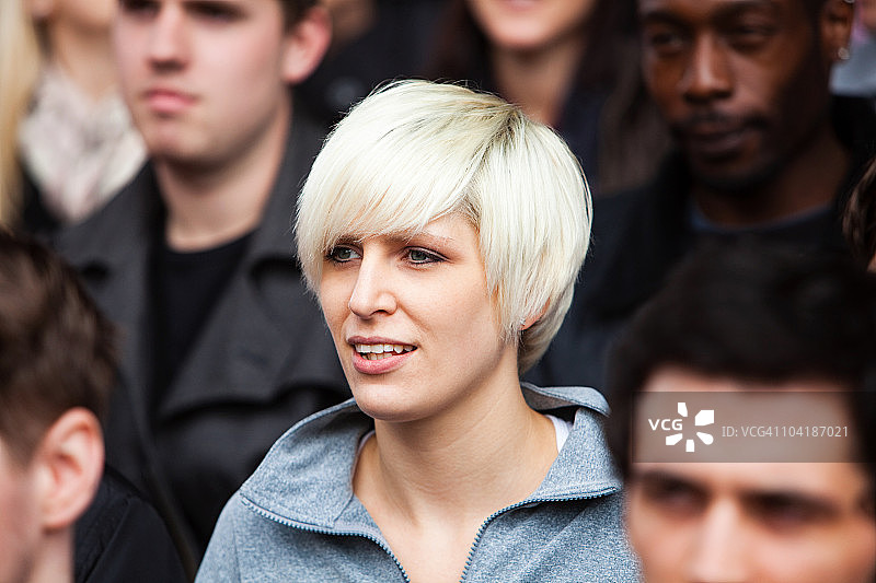 足球人群中的年轻女子图片素材