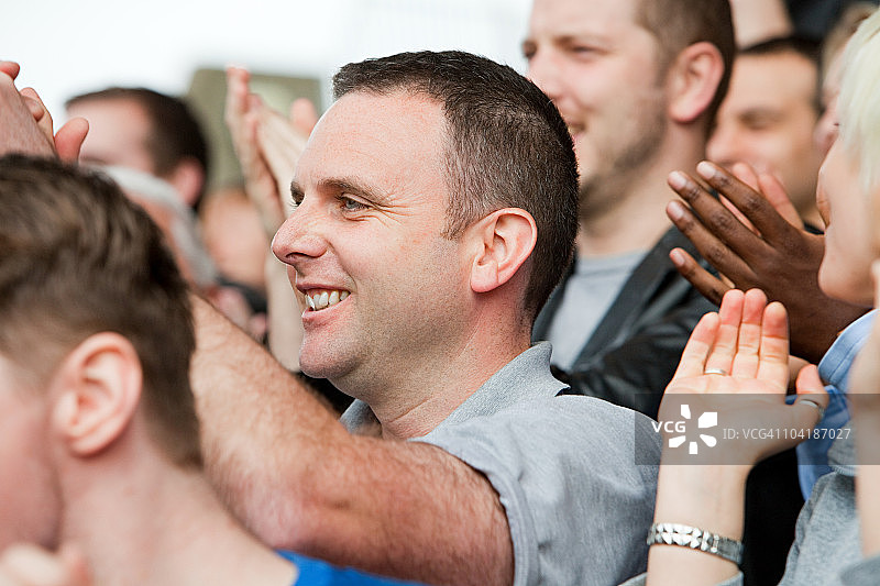 在足球比赛现场的男人图片素材