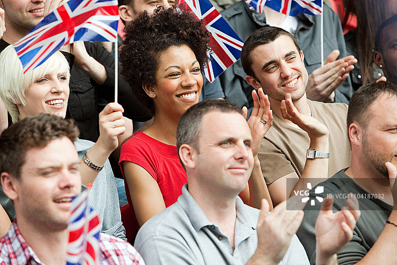 举着旗帜的英国支持者图片素材
