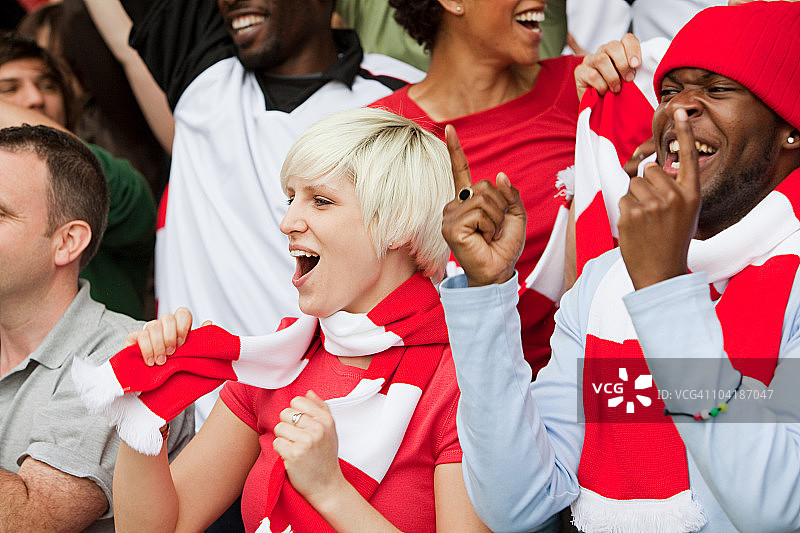 在足球比赛中欢呼的球迷图片素材