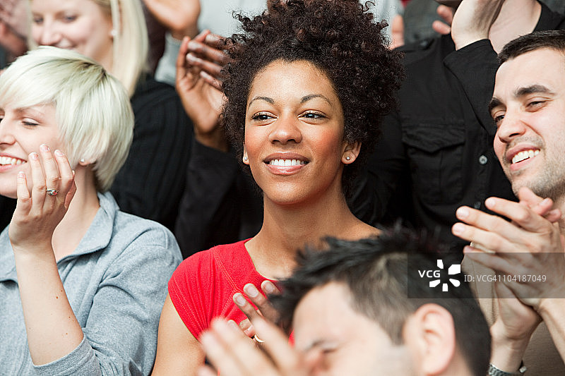 足球比赛现场的球迷图片素材