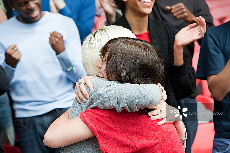 女人们在足球比赛中拥抱图片素材