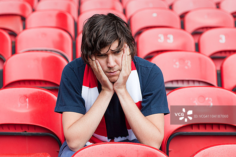 在空旷的体育场里失望的足球迷图片素材
