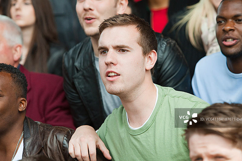 男人观看足球比赛图片素材