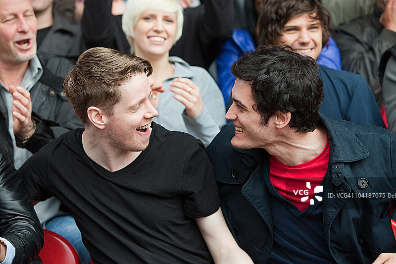 快乐的足球比赛支持者图片素材