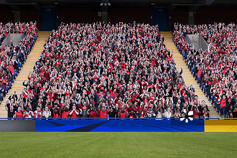 体育场内的足球观众图片素材