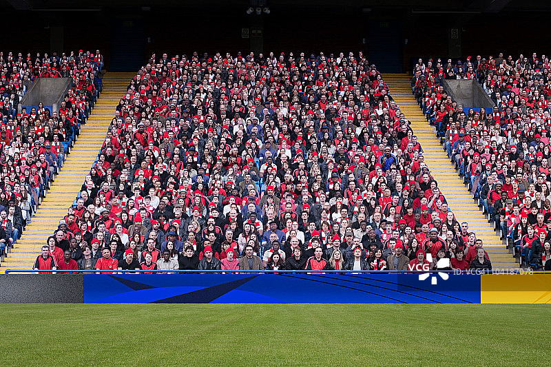 体育场内的足球观众图片素材