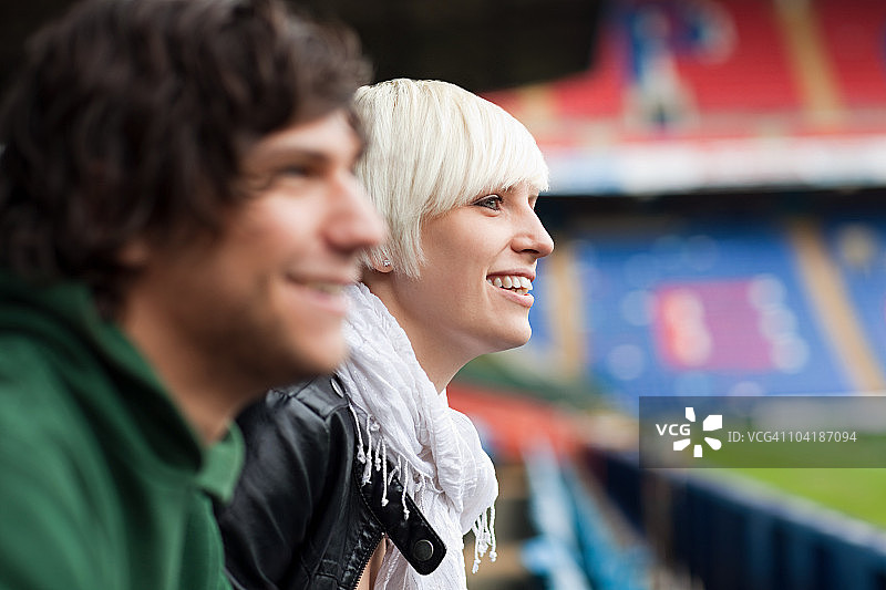 男女观看足球比赛图片素材