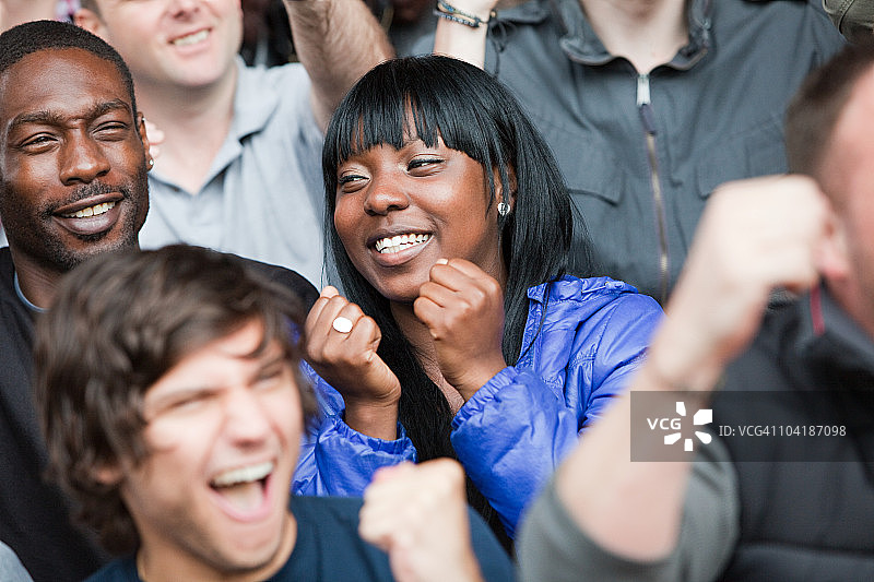 女人观看足球比赛图片素材