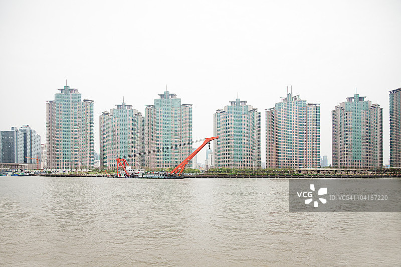 中国上海公寓楼和河流图片素材