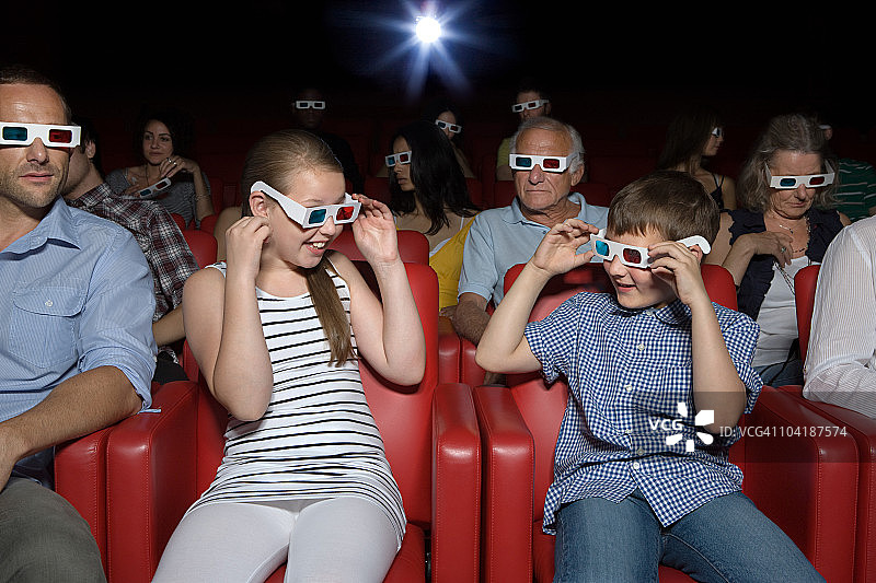 家人电影院看3D电影图片素材