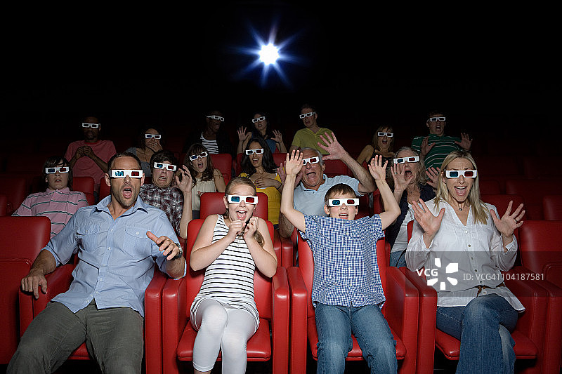 家人电影院看3D电影图片素材