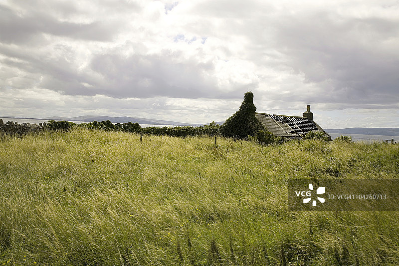爱尔兰戈尔韦索尔特希尔的废弃小屋图片素材