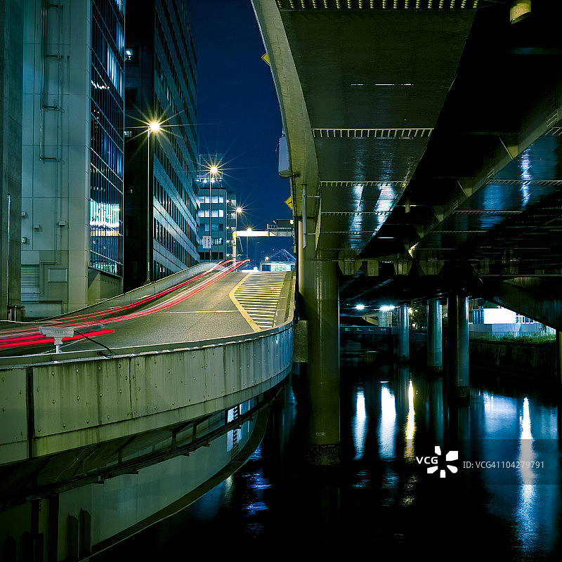 红色尾灯蓝色倒影夜景图片素材