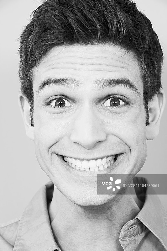 年轻男子微笑特写肖像图片素材