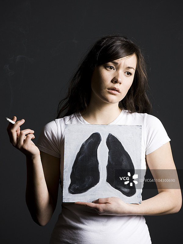 吸烟妇女与黑色肺部图片素材