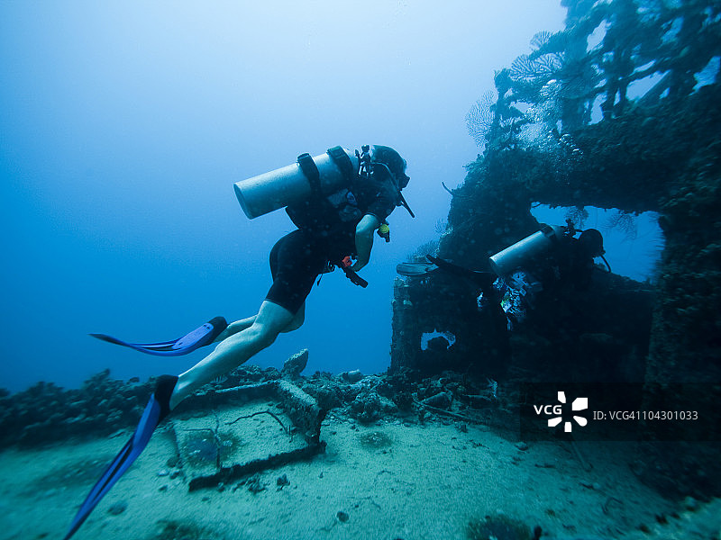 加勒比海格林纳达：水肺潜水员探索沉船图片素材