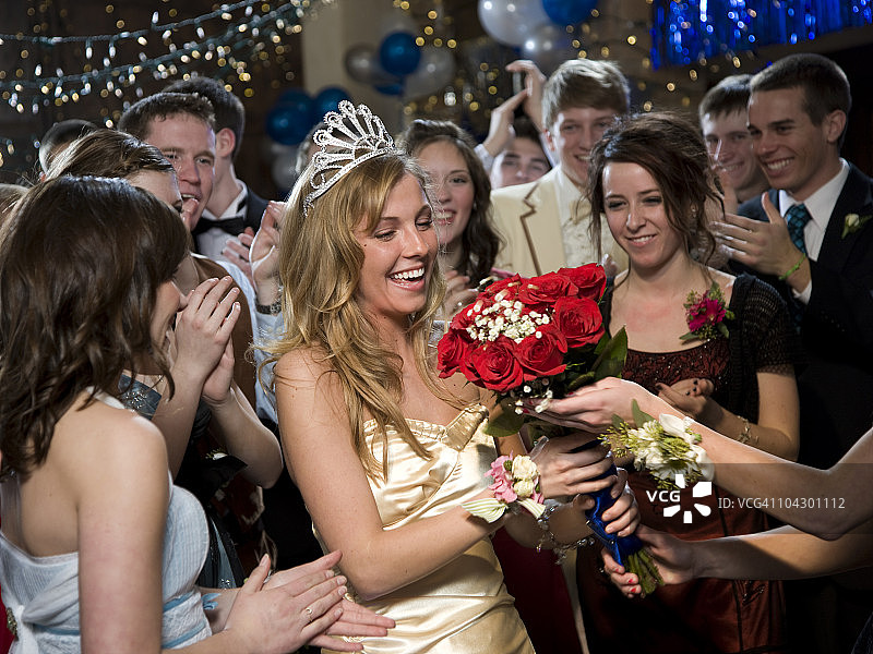 美国犹他州雪松山，参加高中毕业舞会的青少年（14-17岁）与舞会皇后图片素材