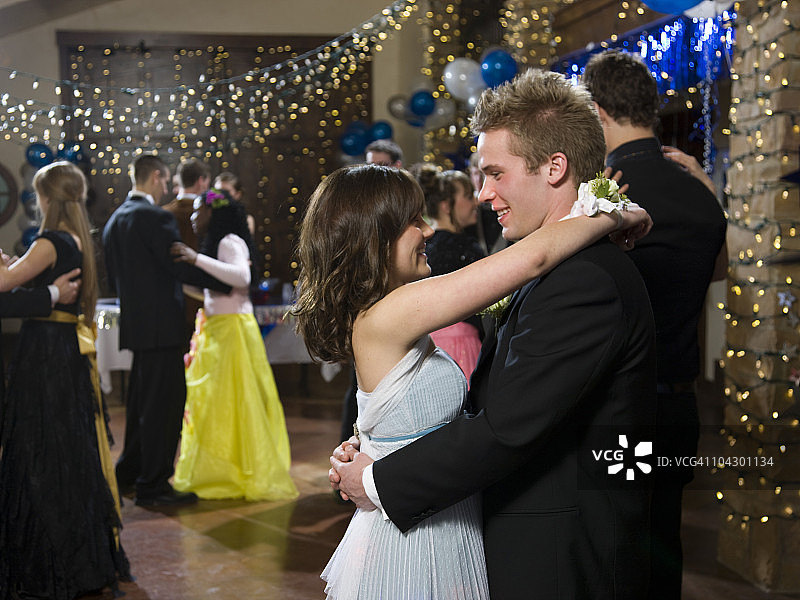 美国犹他州锡达希尔斯，高中舞会跳舞情侣图片素材