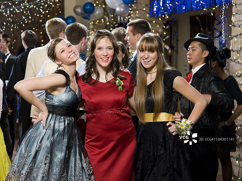 美国犹他州，雪松山，高中毕业舞会上十几岁的女孩（14-17岁）的肖像图片素材