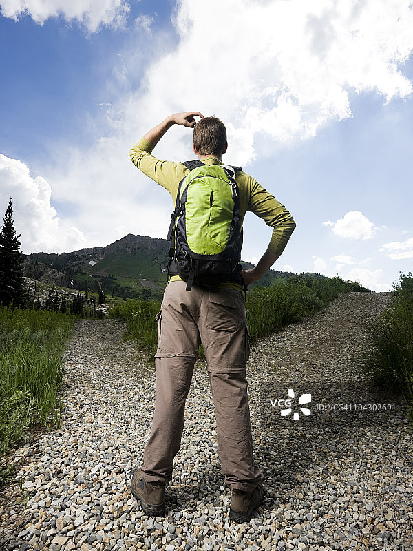 徒步旅行者选择要走的路图片素材