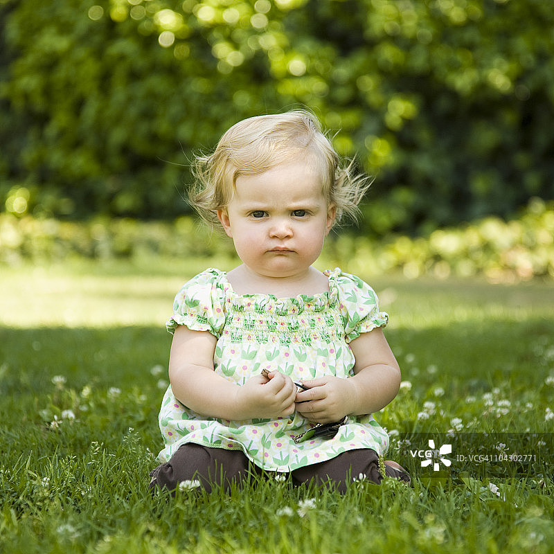 小女孩在草地上图片素材