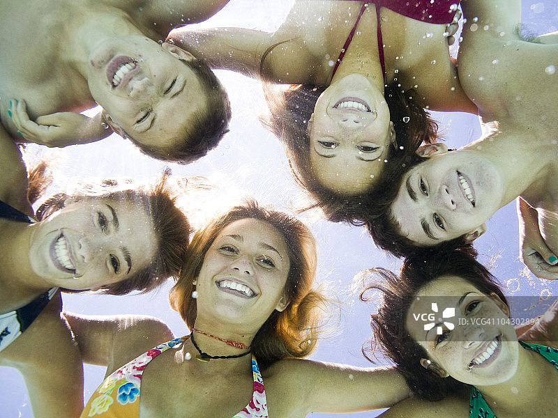 游泳池里的青少年图片素材