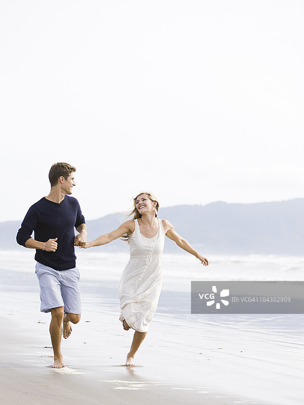 海滩上的年轻夫妇图片素材