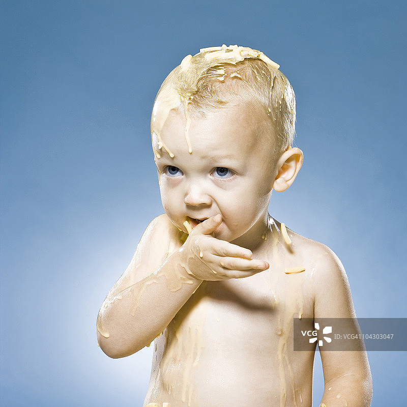 满身通心粉和奶酪的婴儿图片素材