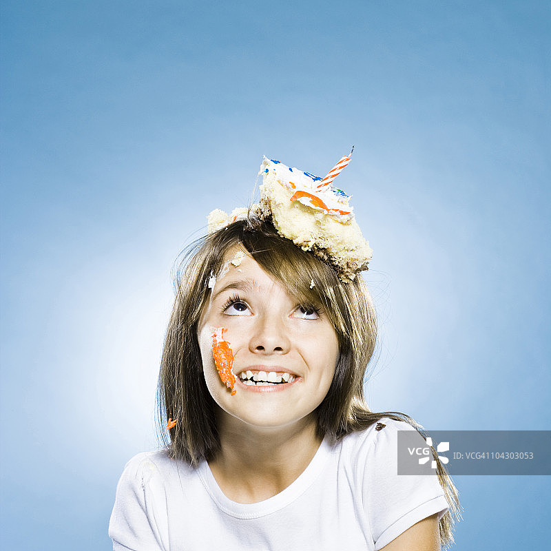 头顶生日蛋糕的女孩图片素材