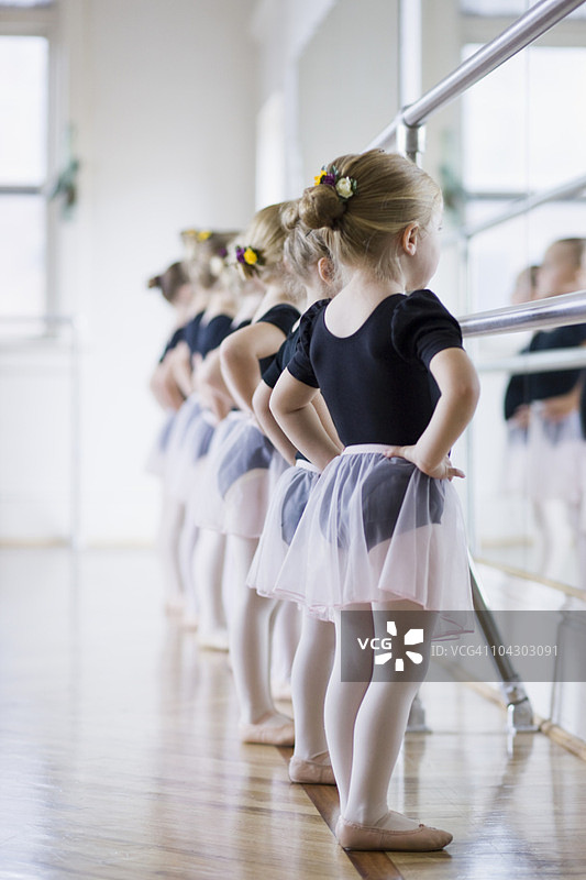 芭蕾舞课上的小女孩们图片素材