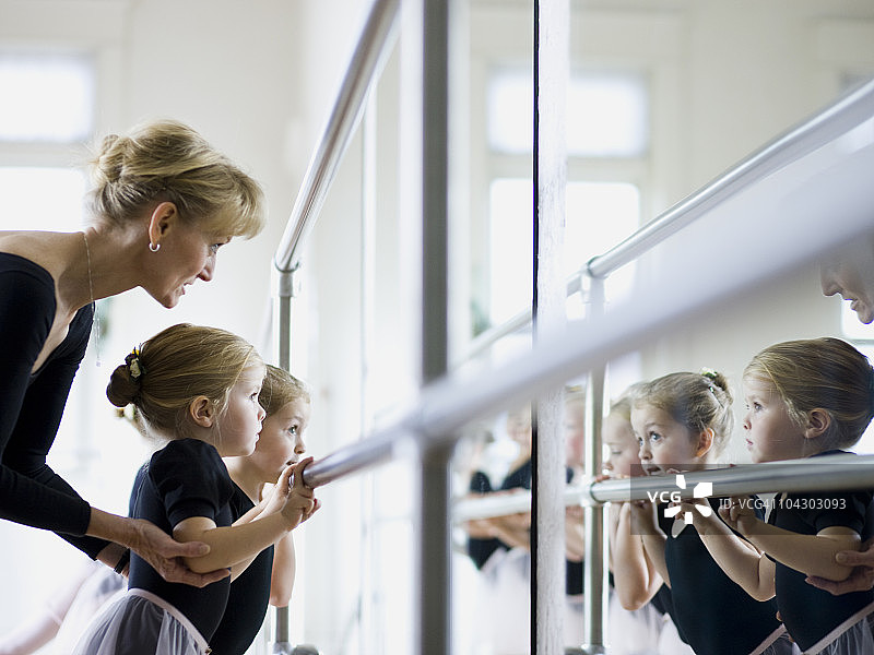 芭蕾舞课上的小女孩们图片素材